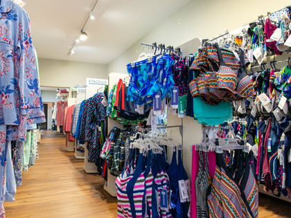 Wäscheline-3.jpg Blick in den Laden mit Bademoden und Nachtwäsche