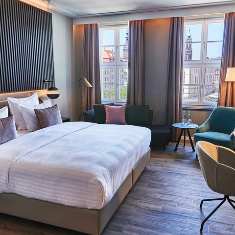 Deluxe Zimmer im Steigenberger Hotel de Saxe Deluxe Zimmer im Steigenberger Hotel de SaxeDeluxe room at the Steigenberger Hotel de SaxePokoj Deluxe v hotelu Steigenberger Hotel de SaxePokój typu deluxe w hotelu Steigenberger de SaxeDeluxe kamer in het Steigenberger Hotel de SaxeCamera deluxe presso lo Steigenberger Hotel de Saxe