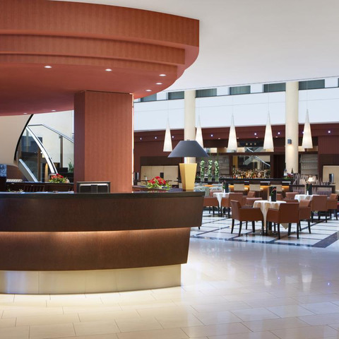 Lobby with reception at the Steigenberger Hotel de Saxe Lobby mit Rezeption im Steigenberger Hotel de SaxeLobby with reception at the Steigenberger Hotel de SaxeVstupní hala s recepcí hotelu Steigenberger Hotel de SaxeHol z recepcją w hotelu Steigenberger de SaxeLobby met receptie van het Steigenberger Hotel de SaxeLobby con reception dello Steigenberger Hotel de Saxe