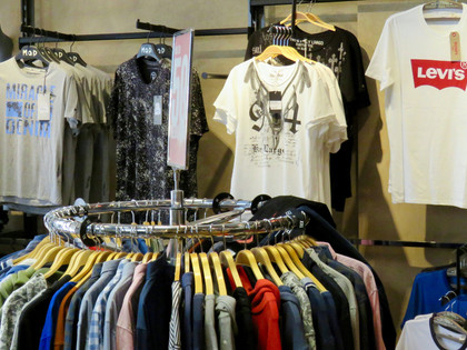 Jeanshaus_0016.jpg T-Shirts an der Wand und auf einem Kleiderständer