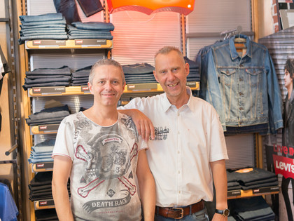 Hosen-Jeanshaus-Portrait.jpg Portrait der Inhaber Frank Wirth und Markus Hildebrandt