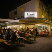 tivoli-cafe-bar-aussenansicht-abend-gaeste-licht.jpg