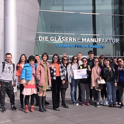 China Visitor Summit Gruppenfoto vor der Gläsernen ManufakturGroup photo in front of the Transparent Factory
