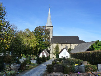 Pfarrkirche St. Margaretha und Friedhof in Dahl