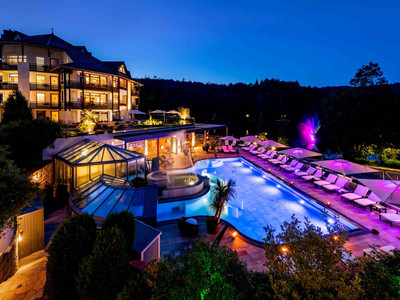 Romantischer Winkel - RoLigio & Wellness Resort - Außenpool Laguna SPA am Abend