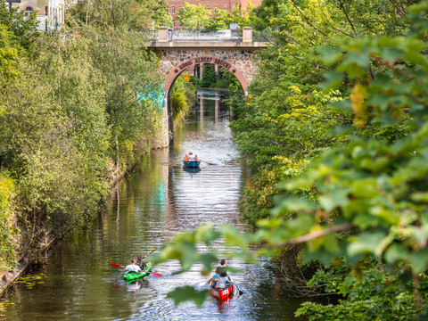 König-Albert-Brücke na Karl-Heine-Kanal Leipzig - Drogi wodne w Lipsku oto kanał i most König-Albert-Brücke w tle; lato, zieleń, sąsiednie budynki, fasady, industrialny urok, promenada
