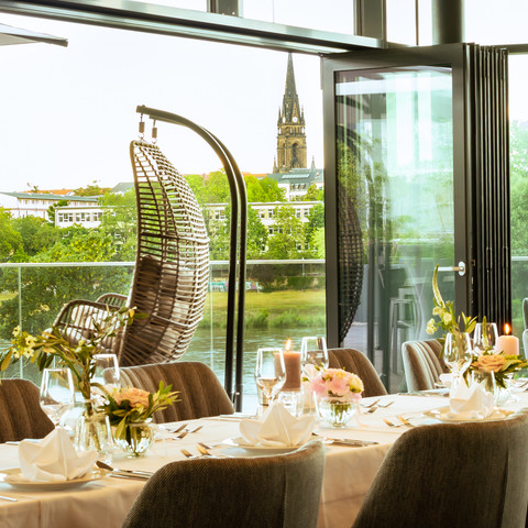 johann restaurant & elblounge Außenblick und gedeckter Tisch vom johann restaurant & elbloungeView from outside and table set at johann restaurant & elblounge