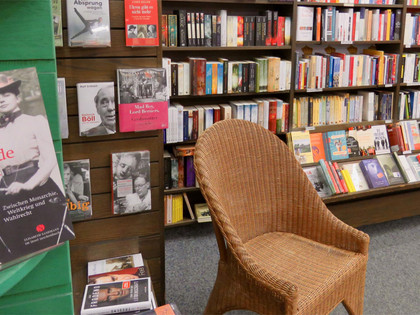 buecher-behr-0072.jpg Ein Leseplatz vor einem Regal mit Büchern