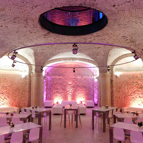 Lipsiusbau mit Abendbestuhlung Lipsiusbau mit AbendbestuhlungLipsiusbau with evening seatingLipsiusbau s večerním posezenímLipsiusbau z miejscami do siedzenia wieczoremLipsiusbau met avondzitjesLipsiusbau con posti a sedere serali