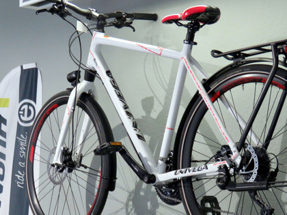 Henze_0014.jpg Ein weißes Fahrrad