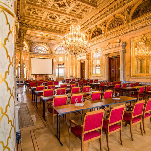 Kronensaal mit parlamentarischer Bestuhlung