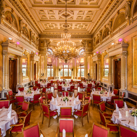 Crown Hall with banquet seating at Albrechtsberg Castle Kronensaal mit Bankettbestuhlung im Schloss AlbrechtsbergCrown Hall with banquet seating at Albrechtsberg CastleKorunní sál s banketním posezením na zámku AlbrechtsbergSala Koronna z miejscami bankietowymi w pałacu AlbrechtsbergKroonzaal met zitbanken in paleis AlbrechtsbergSala della Corona con posti a sedere per banchetti nel Palazzo Albrechtsberg