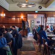 Café Grundmann - Gastronomie in Leipzig Blick in den Gastraum des Cafe Grundmann mit klassichen Kaffeehaus-Moebeln aus HolzSala Café Grundmann z klasycznymi meblami z drewnaView into the seating area at Café Grundmann with classic wooden coffee house furnitureDans la salle à manger du Café Grundmann, vue sur les meubles en bois typiques des maisons de dégustation de caféPohled do kavárny Café Grundmann s klasickým dřevěným a pro kavárny typickým nábytkem