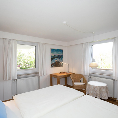 Ferienwohnung Am Königshof, Schlafzimmer mit Sitzmöglichkeit