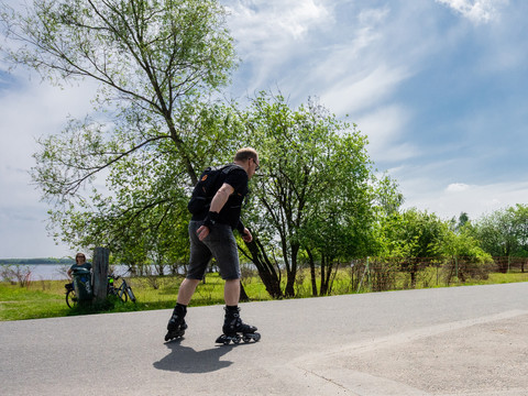 Mann mit Inline-Skates dreht im Sommer eine Runde um den Cospudener See, Freizeit, Wasser, Aktiv, Leipziger Neuseenland