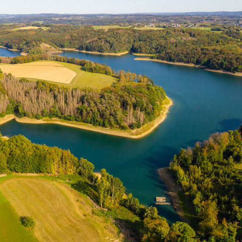 Wahnbachtalsperre Oberösterreichische Seenlandschaft mit grünen Hügeln und klaren Seen, im Sommer aus der Luft fotografiert.