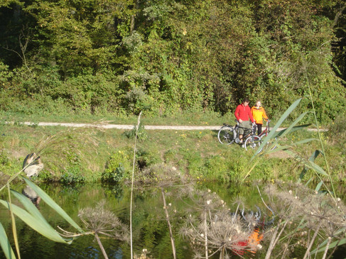 Radroute Emsradweg - Radfahrer am FlussFietsroute Emsradweg - Fietsers aan het water