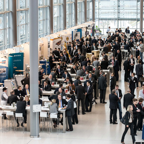 Exhibition hall Messehalle mit Messeständen und BesuchernExhibition hall with exhibition stands and visitors