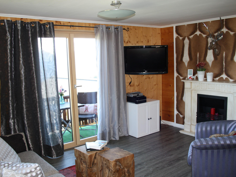 Wohnzimmer mit Balkon-Ausblick