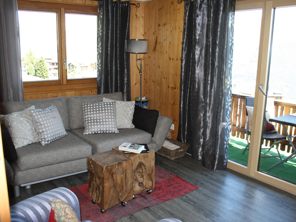 Wohnzimmer mit Zugang zum Balkon