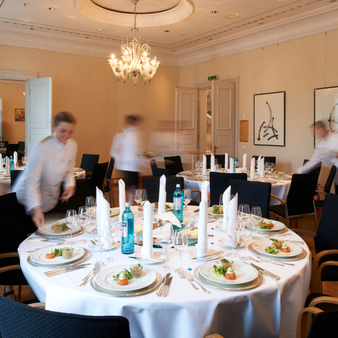 Vorspeise eingedeckte runde Tische mit Vorspeiseround tables set with startersKulaté stoly s předkrmyOkrągłe stoły z przystawkamiRonde tafels met hapjesTavoli rotondi con antipasti