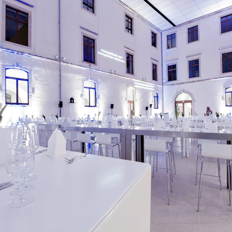 Abendveranstaltung Abendveranstaltung im Residenzschloss DresdenEvening event at the Dresden Royal PalaceVečerní akce na zámku Residenzschloss DresdenWieczorne wydarzenie w Residenzschloss DresdenAvondevenement in het Residenzschloss DresdenEvento serale al Residenzschloss di Dresda