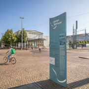 Stele der Leipziger Notenspur am Augustusplatz - Musikstadt Leipzig Sonniger Tag auf dem Augustusplatz mit Blick auf die Oper, im Vordergrund ist eine Stele der Notenspur zu erkennen, Musikstadt, Kultur