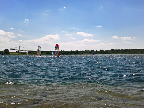 ALL-on-SEA nad jeziorem Markkleeberg Żeglarze na jeziorze Markkleeberg, w tle Górniczy Park Technologiczny, Aktywnie, Sporty wodne, Lipsk Nowe Pojezierze, Żeglarstwo
