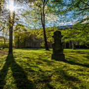 Alter Johannisfriedhof - Kultureinrichtungen in Leipzig Blick über die Wiese und die Bepflanzung des Johannisfriedhofs sowie die Backsteingebäude im Hintergrund