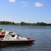 Seebad Schildau - Sehenswürdigkeiten in der Leipzig Region Blick auf das Seebad Schildau bei blauem Himmel, am Badesteg liegen Tretboote, Natur, Sonne, Ausflug