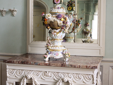 Tischchen und Spiegel als Teil der Ausstellungsstücke auf Burg Gnandstein, kultur, sehenswürdigkeiten, museum