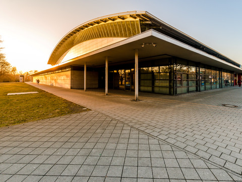 Eingang zur Arena Leipzig in der Abendsonne die als Sportstätte aber auch als Bühne und Ort für Veranstaltungen wie Konzerte dient, Freizeiteinrichtungen