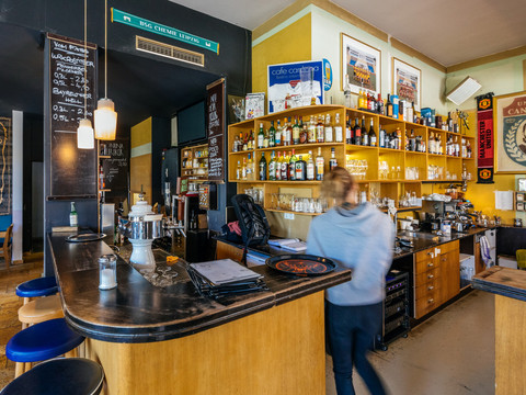 Blick auf die Bar des Café Cantona mit einer großen Auswahl von alkoholischen Getränken , restaurant, kneipe, freizeit