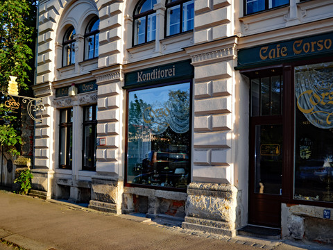 Eingang und Häuserfassade vom Cafe Corso das heute noch zur besonderen Kaffeehauskultur der Stadt beiträgt, Gastronomie in Leipzig, kaffeehauskultur