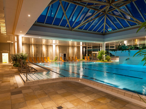 Innenbecken des Heide Spa Bad Düben - Wellness in Leipzig und Region Blick auf das 25 Meter lange Schwimmbecken im Inneren des Heida Spa Bad Düben im Abendlicht, Freizeit, Ausflug, Wellness