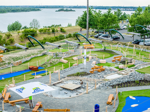 Adventure golfové hřiště u jezera Markkleeberg - Volný čas v Lipsku a regionu Pohled na adventure golfové hřiště na jezeře Markkleeberg o rozloze přibližně 2 000 m², volnočasová aktivita, rodinný výlet