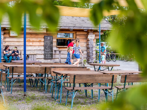 Imbiss am Markkleeberger See - Leisure in Leipzig and region View of the snack bar at the climbing park & adventure golf on Lake Markkleeberg, family outing, leisure activity
