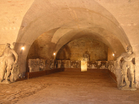 Lapidarium zamku Hartenfels w Torgau - Miejsca warte zobaczenia w regionie Lipsk Widok na historyczne sklepienia Lapidarium z licznymi oryginalnymi artefaktami rzeźbiarskimi i kamieniarskimi.