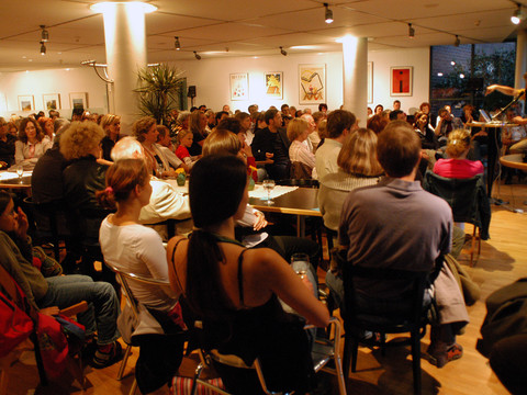 Dům knih - moderní architektura v Lipsku Interiér Haus des Buches plný lidí, událostí, města knih, kulturní instituce, architektury v Lipsku na letním festivalu Literaturcafé