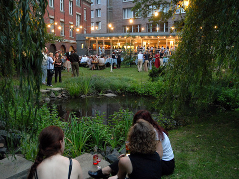 Dům knih - moderní architektura v Lipsku Nádvoří Haus des Buches je na letním festivalu Literaturcafé v Lipsku plné lidí, akcí, města knih, kulturních institucí a architektury.