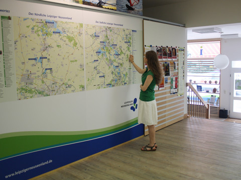 Tourist-Information Leipziger Neuseenland in Markkleeberg - Visitor advice and service A woman looks at the large map of the Northern and Southern Leipzig New Lakeland at the Leipzig New Lakeland Tourist Information Office in Markkleeberg, Leipzig Region