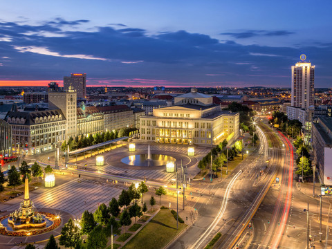 Plac Augusta z Operą w Lipsku – Lipsk – miasto muzyki Widok z hotelu Radisson na wieczorny Augustusplatz z jasno oświetloną operą Lipsk, miasto muzyki, kultura, czas wolny