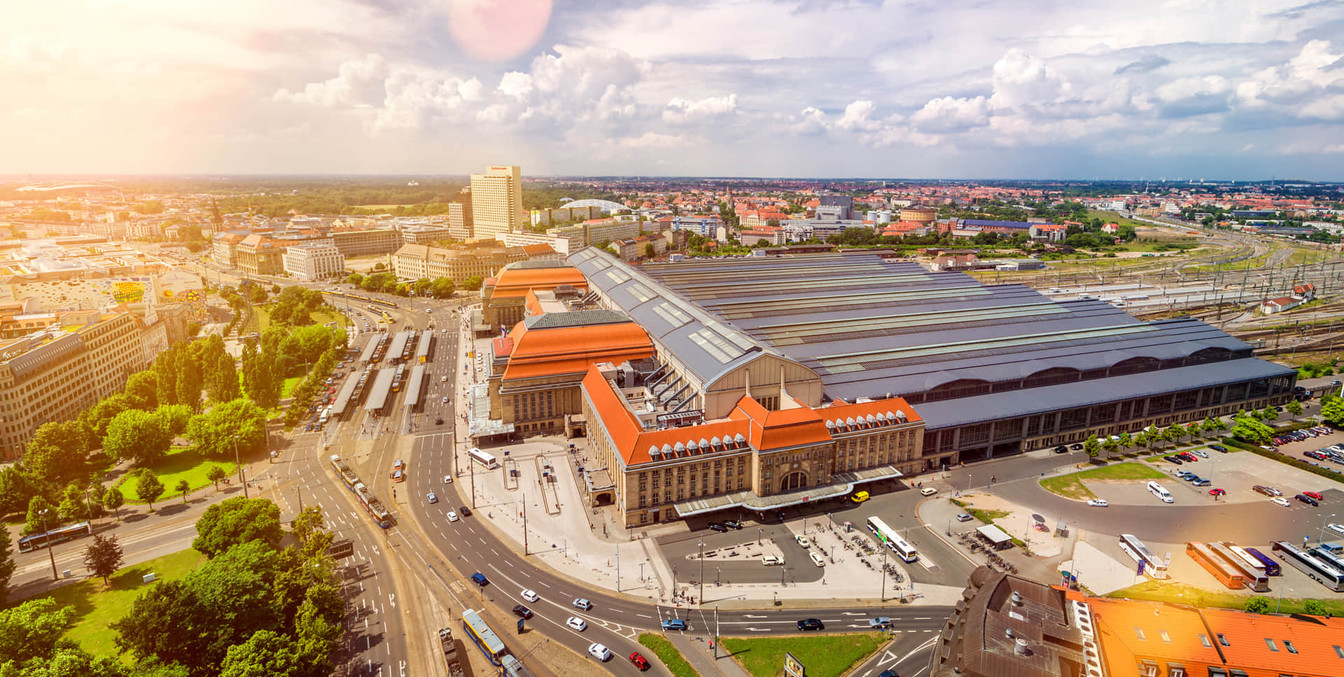 Blick auf den Leipziger Hauptbahnhof aus der Luft und links der Promenadenring, Shopping, Einkaufen, Anreise, Verkehr