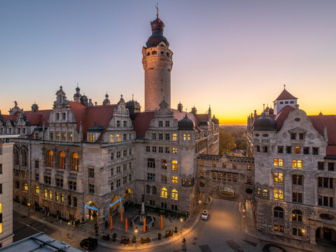 Nowy ratusz z piwnicą Ratskeller – atrakcje turystyczne w Lipsku Widok na Nowy Ratusz z Ratskellerem o zmierzchu, zabytki, gastronomia, ogródek