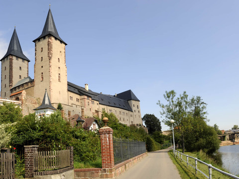 Schloss Rochlitz aus der Unteransicht, der Mulderadweg im Vordergrund, Aktivurlaub, Radfahren, Sehenswürdigkeiten
