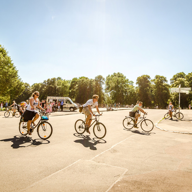Radfahrer auf der Sachsenbrücke - Landmarken in Leipzig