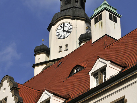 Rathaus Döbeln / Kleine Galerie Historisches Rathaus Döbeln mit markantem Uhrturm vor blauem Himmel.