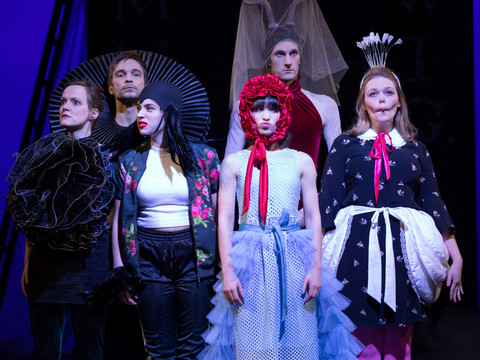 Divadlo Mladý svět Lipsko - Kultura v Lipsku 6 herců na jevišti Theater der jungen Welt v Lipsku, kde se koná mnoho akcí a představení, kulturní instituce, divadlo