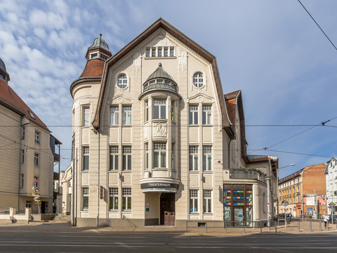 Pohled zvenčí na Divadlo Mladého světa - Kultura v Lipsku Pohled na budovu Divadla Mladý svět, na jehož jevišti se hraje mnoho her, divadlo, kulturní instituce
