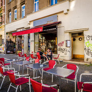 Zest - Gastronomie in Leipzig Blick auf die roten Stühle und die rote Markise im Freisitz vor dem Restaurant Zest, gastronomie, restaurant, kulinarik